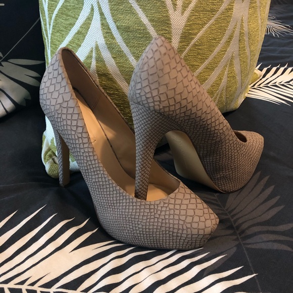 Beautiful shoes - Picture 2 of 2